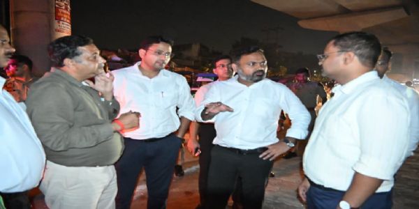 सड़क काम में तेजी और सफाई व्यवस्था करें दुरुस्त  : जिलाधिकारी
