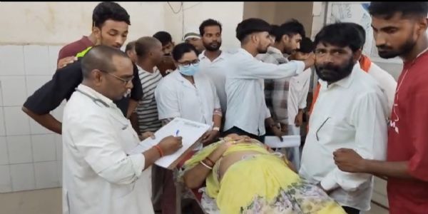 बलिया में जीवितपुत्रिका व्रत से पहले मड़ुआ के आटे की लिट्टी-रोटी खाने से तीन दर्जन महिलाएं बीमार, जिलाधिकारी पहुंचे गांव