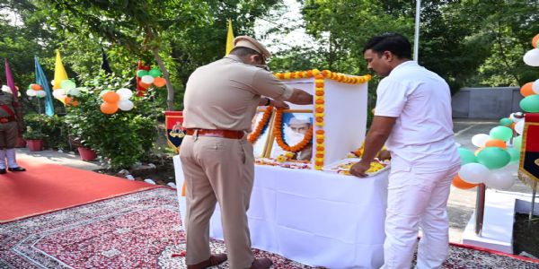 गांधी-शास्त्री जयंती पर पुलिस ने किया महापुरुषों को नमन, बांदा पुलिस लाइन में आयाेजन