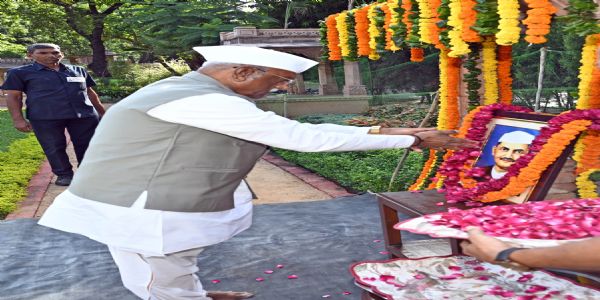 राज्यपाल बागडे ने बापू की प्रतिमा और शास्त्री जी की छवि पर माल्यार्पण कर की श्रद्धा निवेदित
