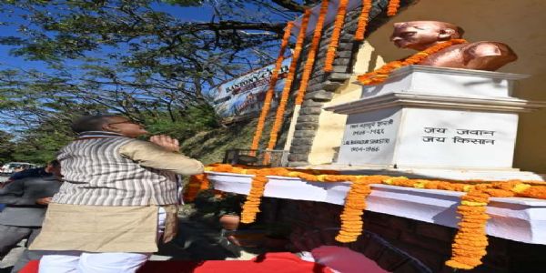 राज्यपाल ने महात्मा गांधी और लाल बहादुर शास्त्री को श्रद्धासुमन अर्पित किए