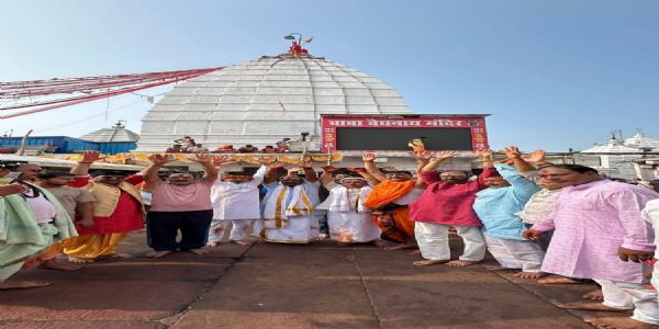 भाजपा नेताओं ने बाबा बैद्यनाथ के दरबार में की पूजा-अर्चना