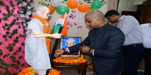 ईमानदारी और संवेदनशीलता से दायित्व निभाएं अधिकारी-कर्मचारी : मनीष कुमार वर्मा