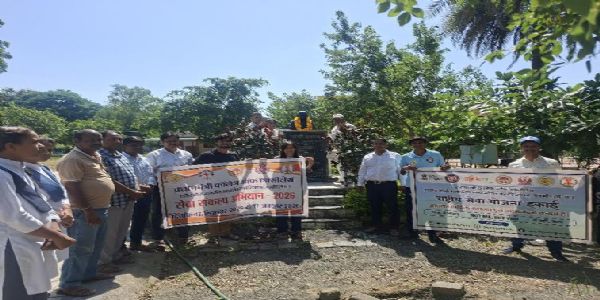 मंदसौरः पीएम कॉलेज आफ एक्सीलेंस में गांधी जयंती पर माल्यार्पण एवं श्रमदान किया