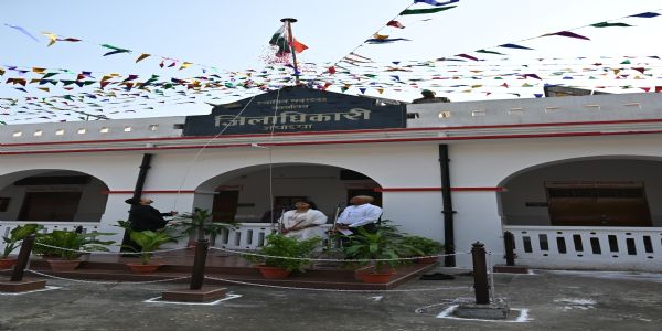 राष्ट्रपिता महात्मा गांधी और पूर्व प्रधानमंत्री लाल बहादुर शास्त्री  की जयंती पर किया ध्वजारोहण