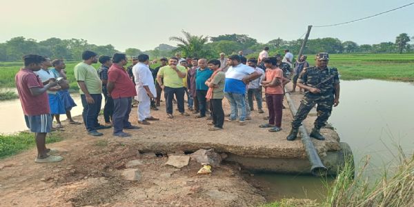 जर्जर सड़क देख कुणाल षाड़ंगी ने की उपायुक्त से मरम्मति का आग्रह