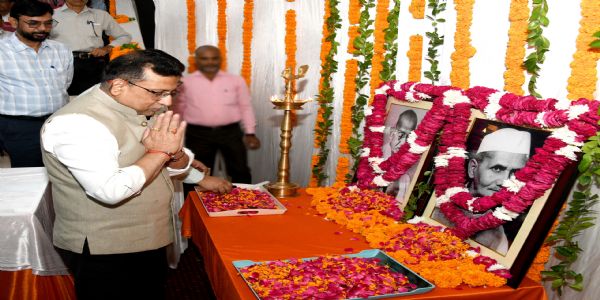 सूचना विभाग में मनाई गई महात्मा गांधी एवं लाल बहादुर शास्त्री की जयंती