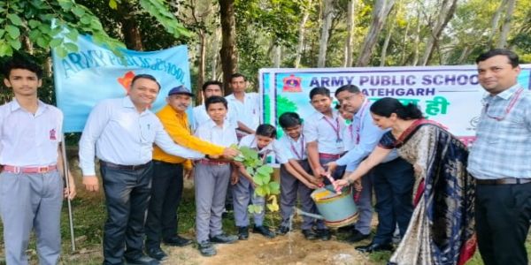 फर्रुखाबाद : आर्मी पब्लिक स्कूल में राष्ट्रपिता महात्मा गांधी की जयन्ती पर राेपे गये पाैधे