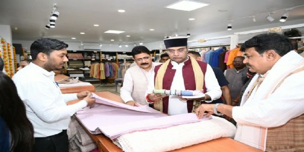 मप्रः गांधी जयंती पर मंत्री सारंग ने खरीदे खादी के वस्त्र, स्वदेशी अपनाने का दिया संदेश