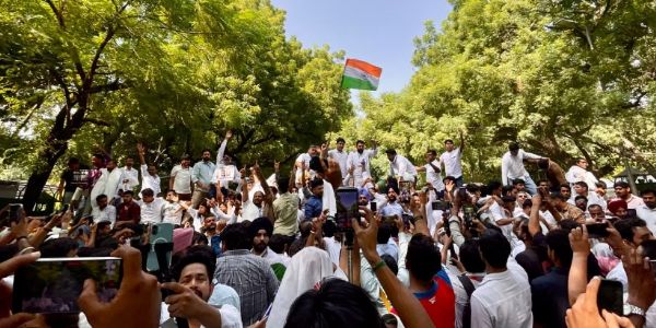 मुख्य चुनाव आयुक्त के इस्तीफे की मांग को लेकर युवा कांग्रेस का प्रदर्शन, कई कार्यकर्ता हिरासत में लिए गए