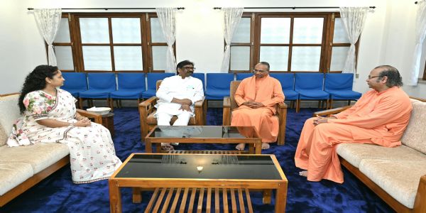 मुख्यमंत्री ने योगदा सत्संग आश्रम का किया भ्रमण, स्वामी निर्मलानंद से की मुलाकात