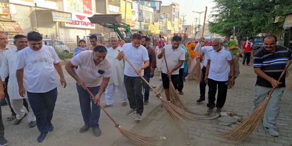 फतेहाबाद : सांसद सुभाष बराला ने झाड़ू लगाकर दिया स्वच्छता का संदेश