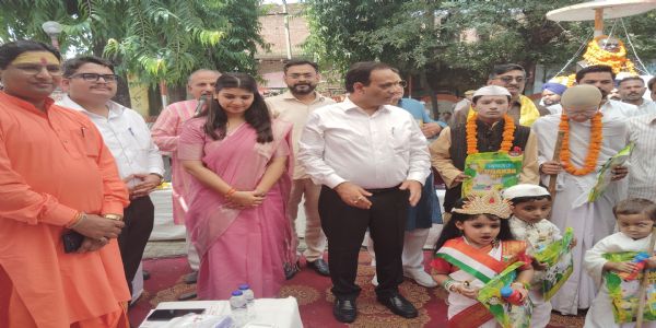 गांधी शास्त्री जयंती पर जिले में हुए अनेक कार्यक्रम, डीएम ने किया ध्वजारोहण