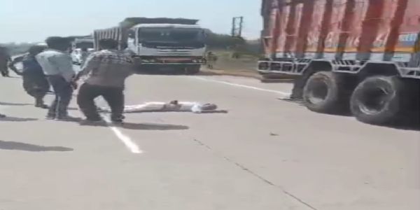 नेशनल हाईवे-30 पर भीषण हादसा: कार-बाइक की जोरदार टक्कर में दो बुजुर्गों की मौत