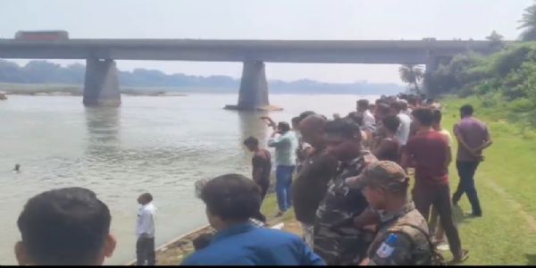 जितिया स्नान के दौरान दामोदर में बही किशोरी, तलाश जारी