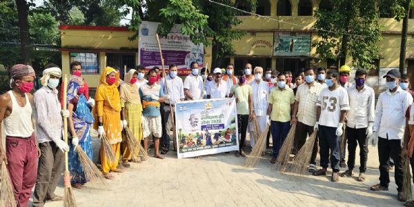 स्वच्छता ही सेवा अभियान के तहत छातापुर प्रखंड कार्यालय परिसर में चला सफाई अभियान