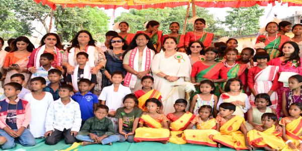 महिला प्रोफेशनल समूह ने अनाथालयों में बांटा कंप्यूटर