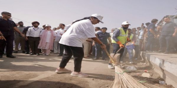 मुख्यमंत्री ने गांधी जयंती पर स्वच्छता अभियान में किया श्रमदान
