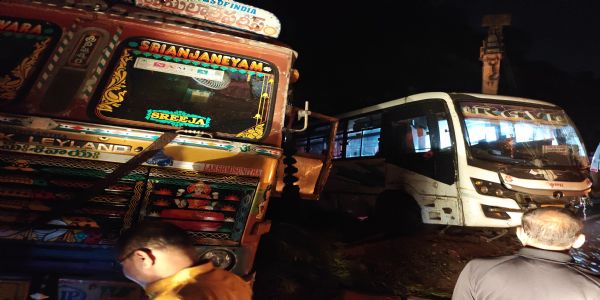 चुट्टूपालू घाटी में नियंत्रित हाइवा ने छह गाड़ियों को मारी टक्कर, दर्जनों घायल