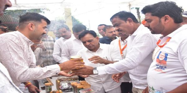 मंदसौरः उप मुख्यमंत्री देवड़ा ने वोकल फॉर लोकल प्रदर्शनी का अवलोकन किया