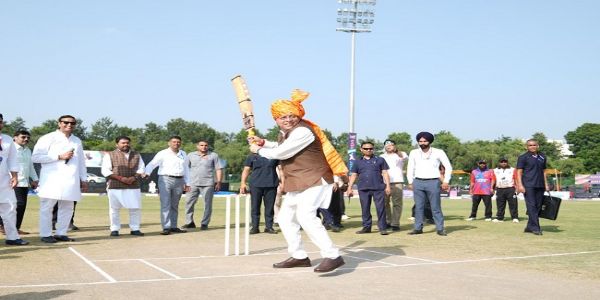 पुष्कर सिंह धामी ने खिलाड़ियों के साथ खेला क्रिकेट, युवाओं को दिलाई नशामुक्ति की शपथ