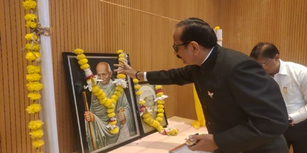 गांधी-शास्त्री के आदर्शाें काे आत्मसात करना ही उनके प्रति सच्ची श्रद्धांजलि : मंडलायुक्त