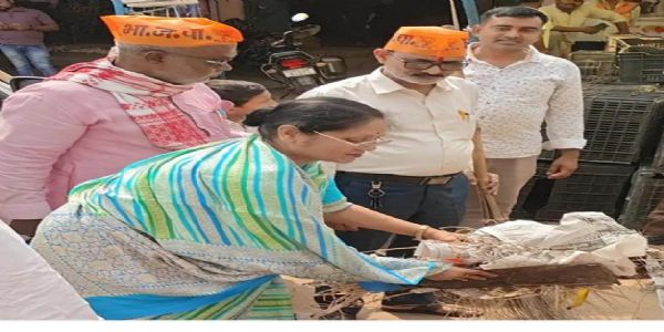देवरिया में गांधी चौक पर राज्यमंत्री ने लगाई झाड़ू , दिया स्वच्छता का संदेश