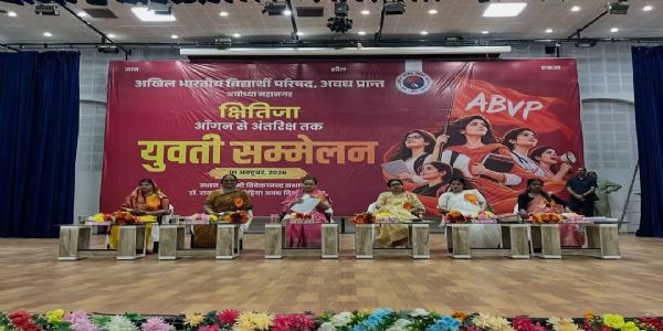 आंगन से अंतरिक्ष तक अपनी उड़ान भर रही हैं आज की छात्राएं : अपर्णा यादव