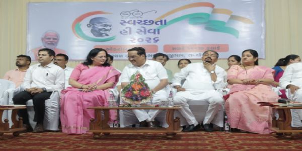नवसारी के माजीगाम में ‘स्वच्छता ही सेवा’ के तहत विशेष ग्रामसभा में केंद्रीय जलशक्ति मंत्री सी आर पाटिल शामिल थे नवसारी के माजीगाम में ‘स्वच्छता ही सेवा’ के तहत विशेष ग्रामसभा में केंद्रीय जलशक्ति मंत्री सी आर पाटिल शामिल थे