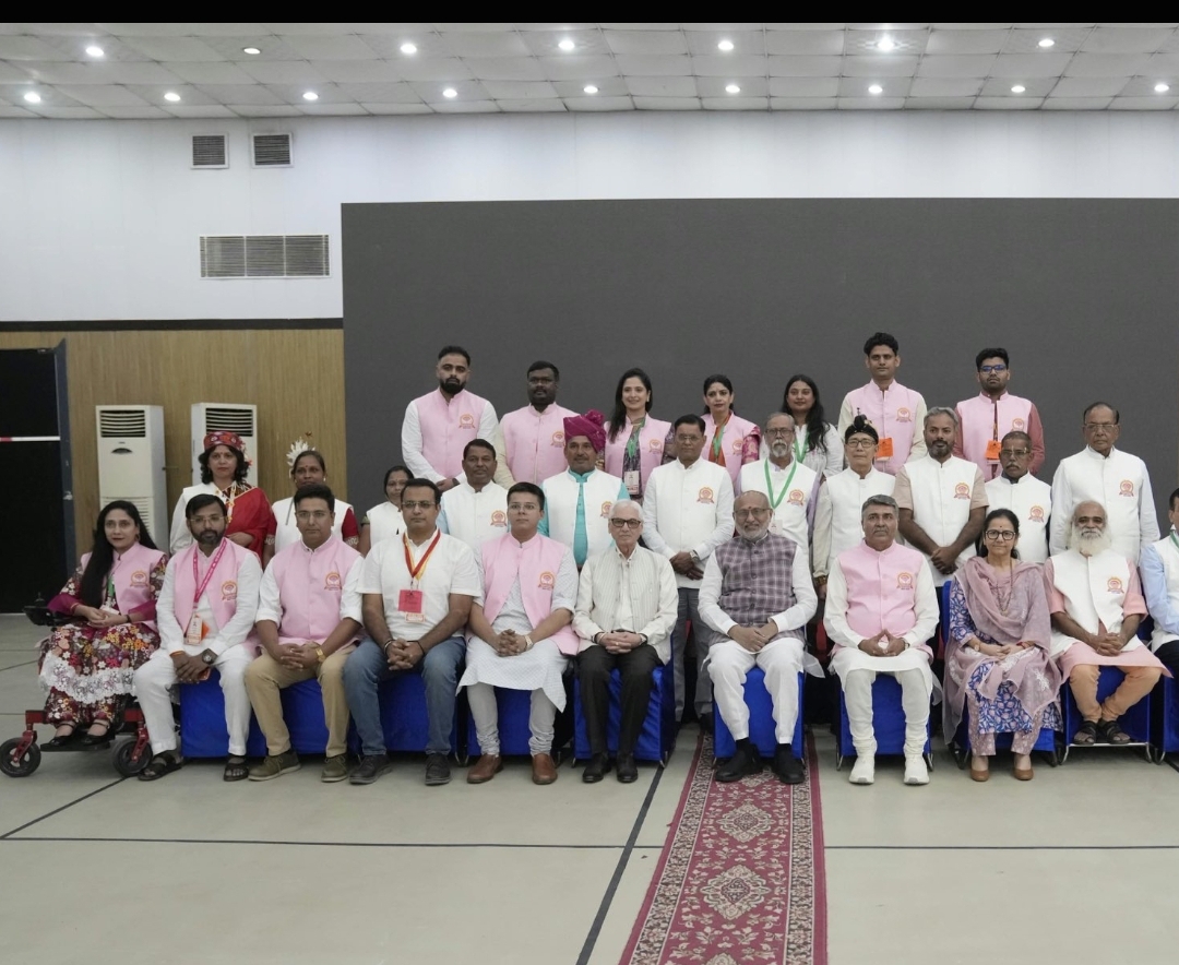 संत ईश्वर सम्मान समारोह में सम्मानित लोगों के साथ तस्वीर खिंचवाते सी पी राधाकृष्णन संत ईश्वर सम्मान समारोह में सम्मानित लोगों के साथ तस्वीर खिंचवाते सी पी राधाकृष्णन