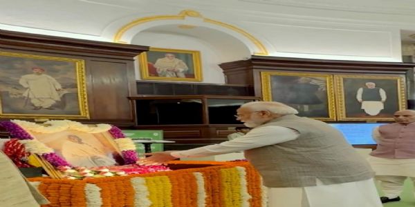 राष्ट्रपिता महात्मा गांधी और पूर्व प्रधानमंत्री स्वर्गीय लाल बहादुर शास्त्री की जयंती के अवसर पर आज संविधान सदन के सेंट्रल हॉल में दोनों महान विभूतियों के चित्रों पर पुष्पांजलि अर्पित कर भावपूर्ण श्रद्धांजलि कर राष्ट्रपिता महात्मा गांधी और पूर्व प्रधानमंत्री स्वर्गीय लाल बहादुर शास्त्री की जयंती के अवसर पर आज संविधान सदन के सेंट्रल हॉल में दोनों महान विभूतियों के चित्रों पर पुष्पांजलि अर्पित कर भावपूर्ण श्रद्धांजलि कर