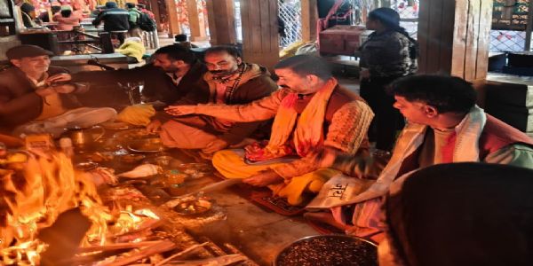 1- यमुनोत्री धाम के कपाट बंद होने का मूहूर्त निकालते तीर्थ पुरोहित 1- यमुनोत्री धाम के कपाट बंद होने का मूहूर्त निकालते तीर्थ पुरोहित