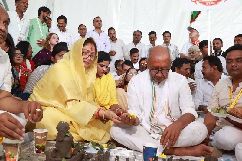 यात्रा शुरू होने से पहले पत्नी के साथ शिवलिंग पूजन करते हुए दिग्विजय सिंह