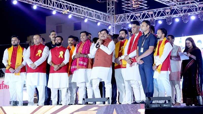 भोपाल के सलैया क्षेत्र में रावण दहन के कार्यक्रम को संबोधित करते हुए मुख्यमंत्री भोपाल के सलैया क्षेत्र में रावण दहन के कार्यक्रम को संबोधित करते हुए मुख्यमंत्री