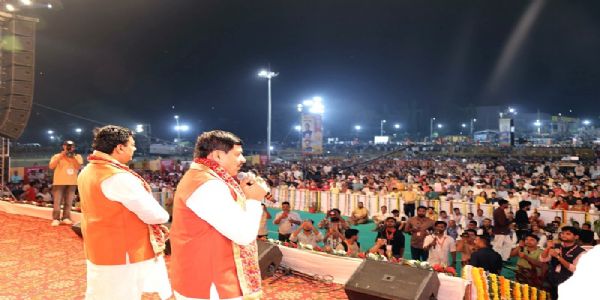 भोपाल के कोलार क्षेत्र में रावण दहन के कार्यक्रम को संबोधित करते हुए मुख्यमंत्री भोपाल के कोलार क्षेत्र में रावण दहन के कार्यक्रम को संबोधित करते हुए मुख्यमंत्री