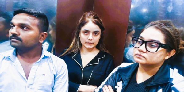 दानिश के साथ श्रद्धा और रश्मी दुबे दानिश के साथ श्रद्धा और रश्मी दुबे