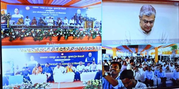 केंद्रीय रेल मंत्री अश्विनी वैष्णव ने कार्यक्रम को संबोधित करते हुए केंद्रीय रेल मंत्री अश्विनी वैष्णव ने कार्यक्रम को संबोधित करते हुए