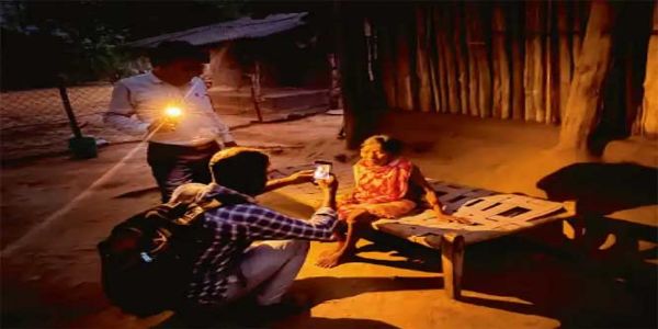 सुकमा के गांवों में दिन में भी था नक्सलियों का डर, वहां देर रात बन रहे आयुष्मान कार्ड