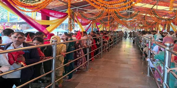 शारदीय नवरात्रि के दसवें दिन श्री महामाया बालासुंदरी मंदिर त्रिलोकपुर में 6100 श्रद्धालुओं ने टेका माथा
