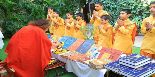 विजयादशमी पर परमार्थ निकेतन में वेद, उपनिषद और शास्त्रों का पूजन