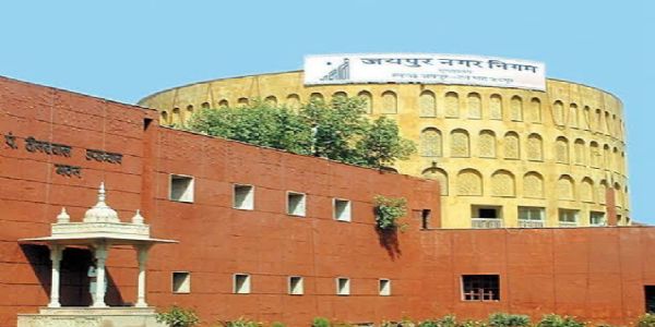 महापौर सड़क किनारे कचरे का ढेर देखकर रुके, मौके पर खड़े रहकर करवाई सफाई
