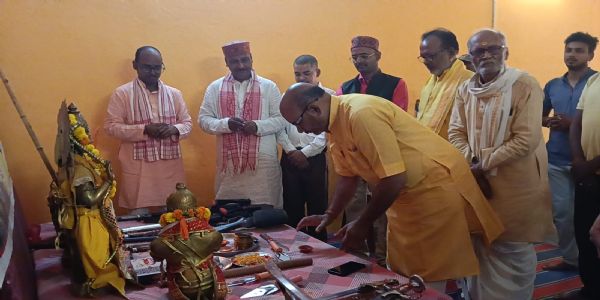विजयादशमी पर विहिप-बजरंग दल ने किया शस्त्र पूजन, शक्ति के सदुपयोग का लिया संकल्प