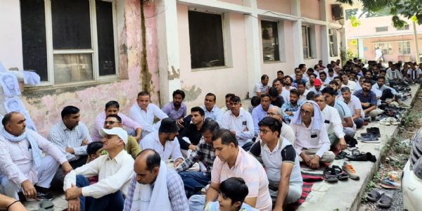 गुरुग्राम-नूंह में निजी कंपनी को बिजली वितरण लाइसेंस का विरोध, फतेहाबाद में फूंके गए मंत्रियों के पुतले