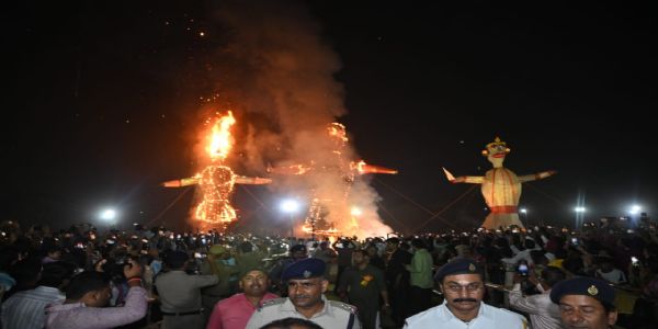 वाराणसी : असत्य पर सत्य के विजय का पर्व विजयादशमी धूमधाम से मना,धूं धूं कर जला रावण