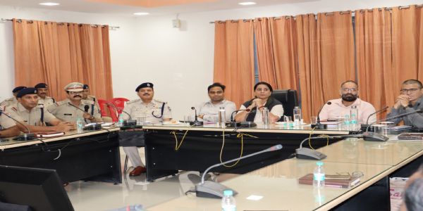 यात्री सुरक्षा से जुड़े महत्वपूर्ण विषयों पर आरपीएफ एवं वाणिज्य विभाग के बीच समन्वय आवश्यक : मंडल रेल प्रबंधक