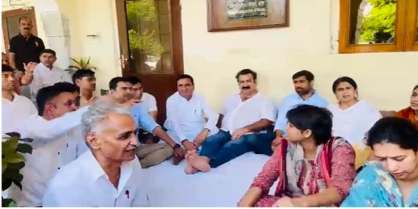 रितु बराला मामले में जयपुर पुलिस कमिश्नरेट पर कांग्रेस का धरना जारी, बाहर प्रदर्शन के दौरान धक्का-मुक्की