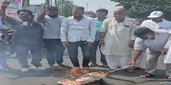 राजगढ़ः दशहरे पर कांग्रेस ने मुख्य चुनाव आयुक्त का पुतला जलाया, लगाए ‘वोट चोर, गद्दी छोड़’ के नारे