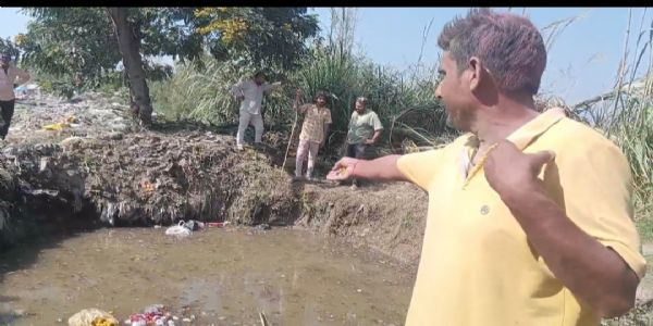 औरैया : कचरे के गड्ढे में विसर्जन की व्यवस्था से भड़के श्रद्धालु, सड़क पर दिया धरना
