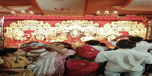 पूजा पंडालों में पूजा अर्चना के लिए श्रद्धालुओं की उमड़ी भीड़,महाभोग प्रसाद का हुआ वितरण