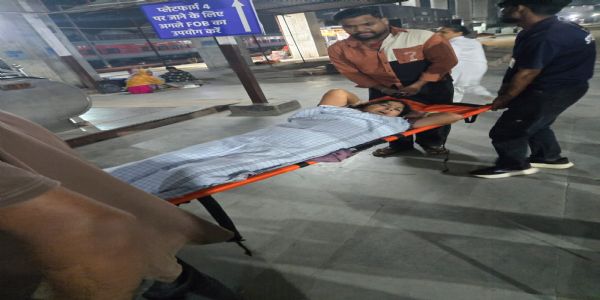 चलती ट्रेन से उतरते समय गिरी महिला यात्री, रेलवे कर्मचारियों की तत्परता से बची जान